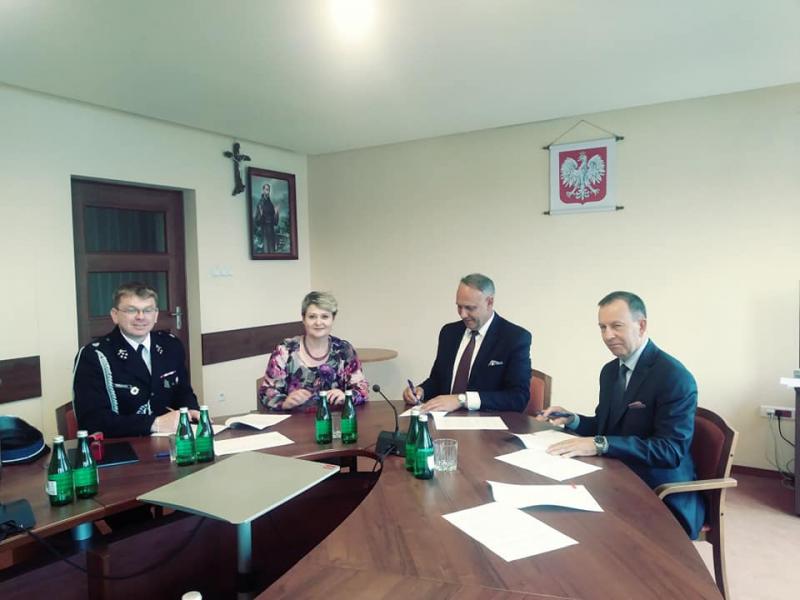 OSP Rzemień podpisała umowę z WFOŚiGW w Rzeszowie na dotację na zakup średniego samochodu pożarniczego