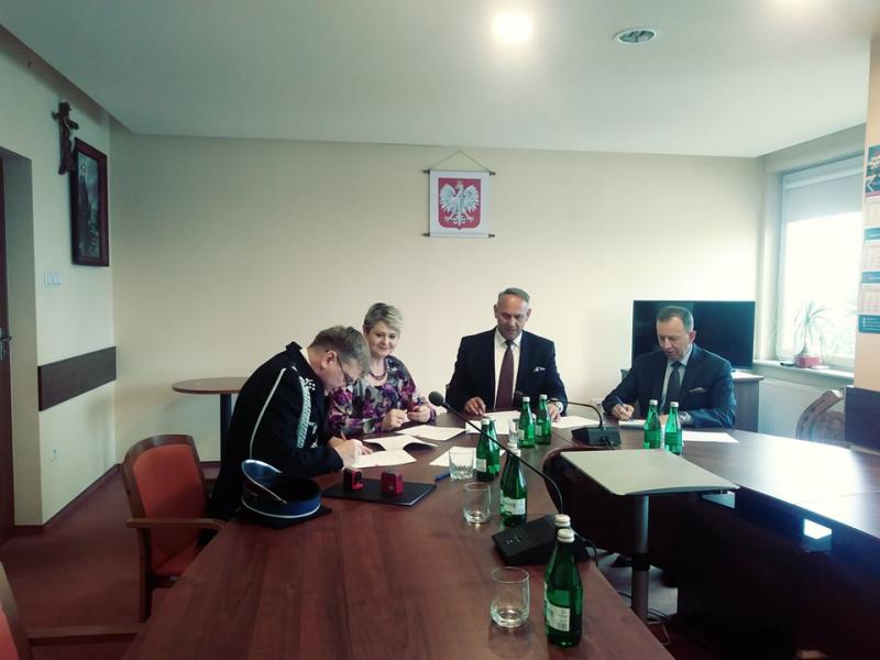 OSP Rzemień podpisała umowę z WFOŚiGW w Rzeszowie na dotację na zakup średniego samochodu pożarniczego