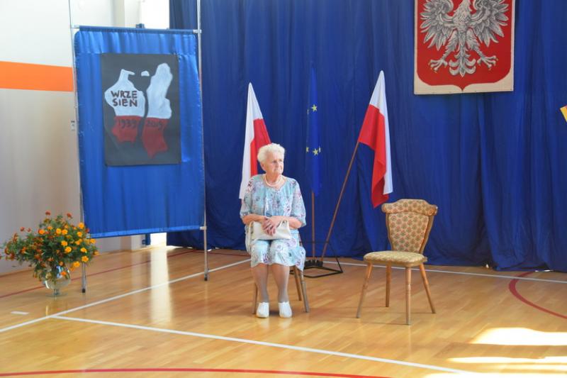 Przerwany marsz w Szkole Podstawowej im. Marii Dąbrowskiej w Rzemieniu