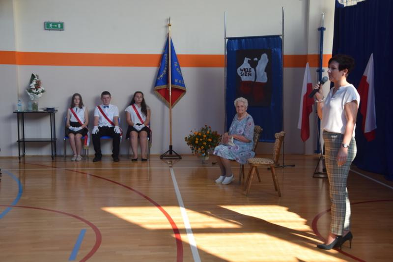 Przerwany marsz w Szkole Podstawowej im. Marii Dąbrowskiej w Rzemieniu