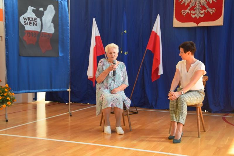 Przerwany marsz w Szkole Podstawowej im. Marii Dąbrowskiej w Rzemieniu