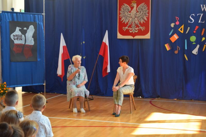 Przerwany marsz w Szkole Podstawowej im. Marii Dąbrowskiej w Rzemieniu
