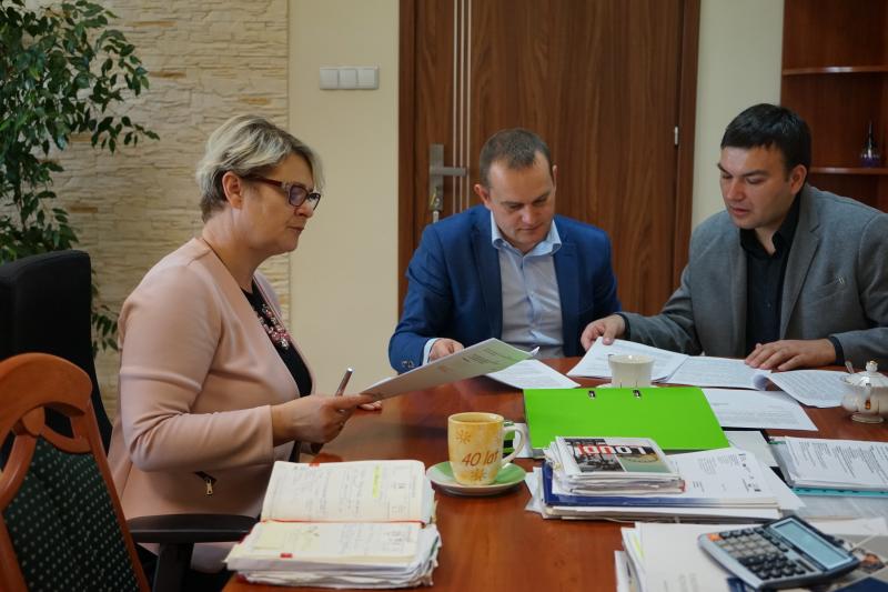 Umowy na kolejne inwestycje drogowe w gminie Przecław podpisane
