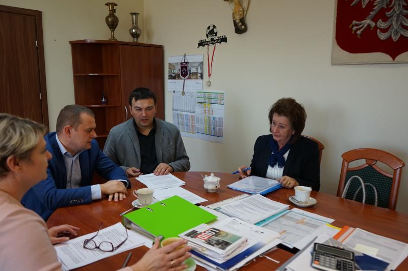 Umowy na kolejne inwestycje drogowe w gminie Przecław podpisane