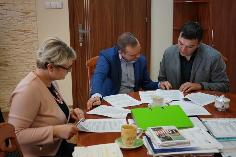 Umowy na kolejne inwestycje drogowe w gminie Przecław podpisane