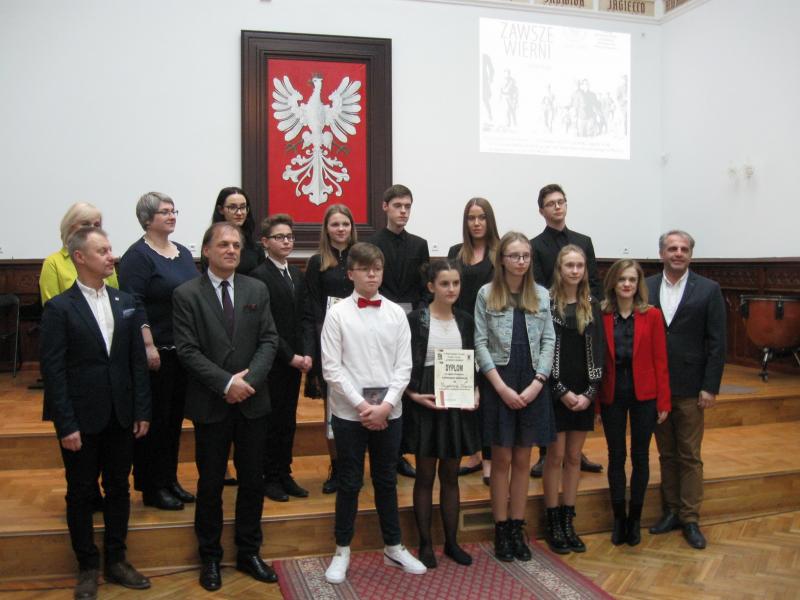 Sukces Magdaleny Kopacz ze Szkoły Podstawowej w Kiełkowie w Powiatowym Konkursie Recytatorski Zawsze Wierni