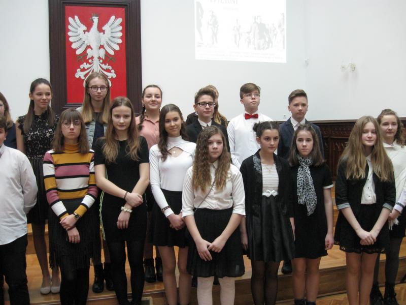 Sukces Magdaleny Kopacz ze Szkoły Podstawowej w Kiełkowie w Powiatowym Konkursie Recytatorski Zawsze Wierni