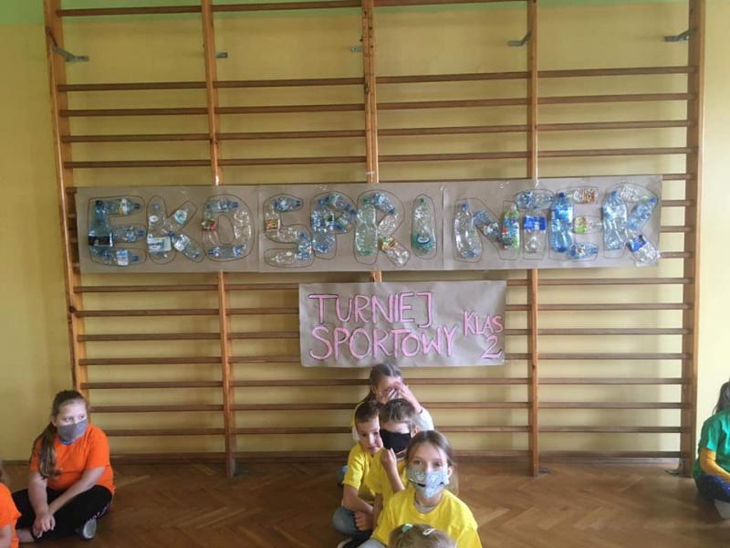 Udział uczniów w zajęciach sportowo- edukacyjnych na sali gimnastycznej.