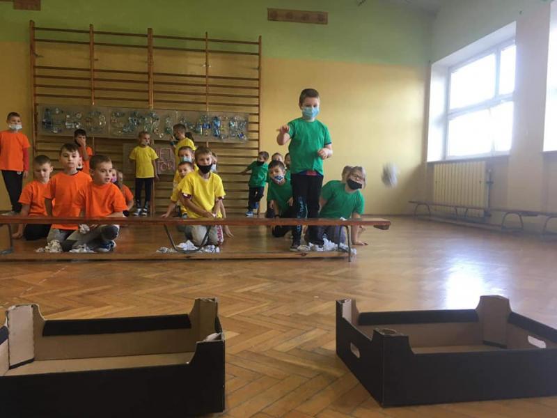 Udział uczniów w zajęciach sportowo- edukacyjnych na sali gimnastycznej.