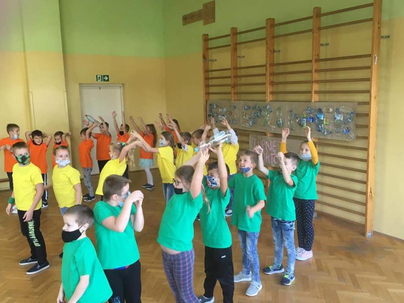 Udział uczniów w zajęciach sportowo- edukacyjnych na sali gimnastycznej.