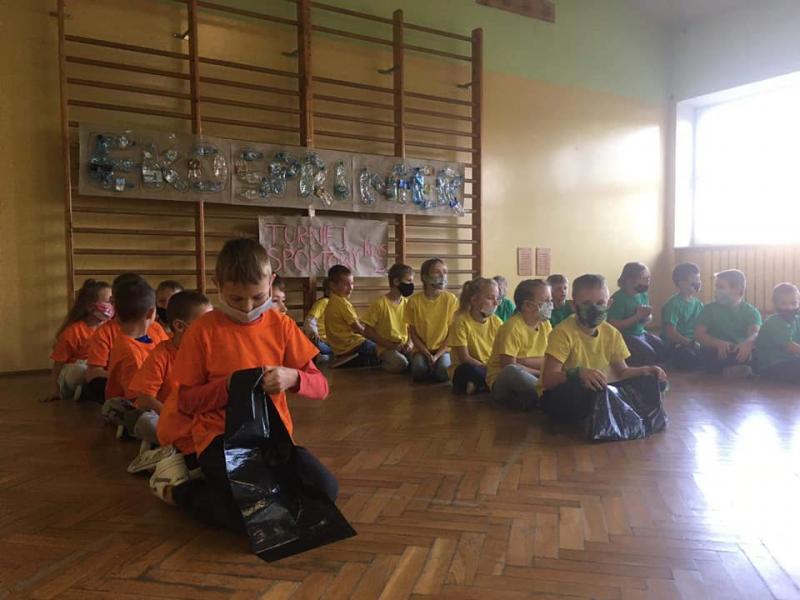 Udział uczniów w zajęciach sportowo- edukacyjnych na sali gimnastycznej.