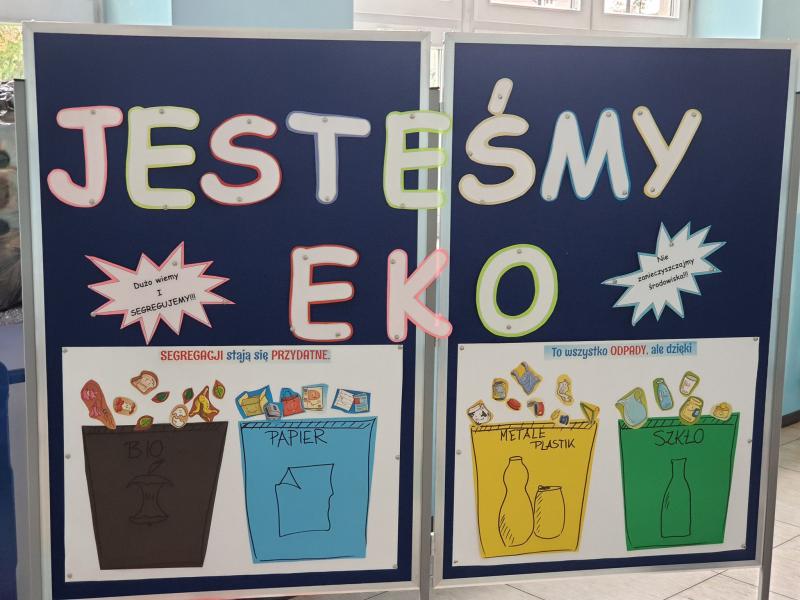 Wystawa Jesteśmy eko. Kosze do segregacji śmieci.