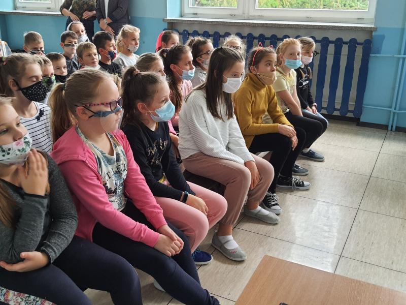 Uczniowie słuchają warsztatów ekologicznych realizowanych z projektu pn.:Proszą dzieci – nie pal śmieci!