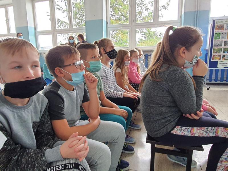 Uczniowie słuchają warsztatów ekologicznych realizowanych z projektu pn.:Proszą dzieci – nie pal śmieci!