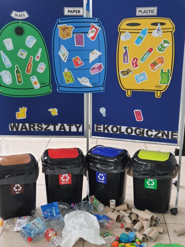 Wystawa Jesteśmy eko. Kosze na segregowanie odpadów.