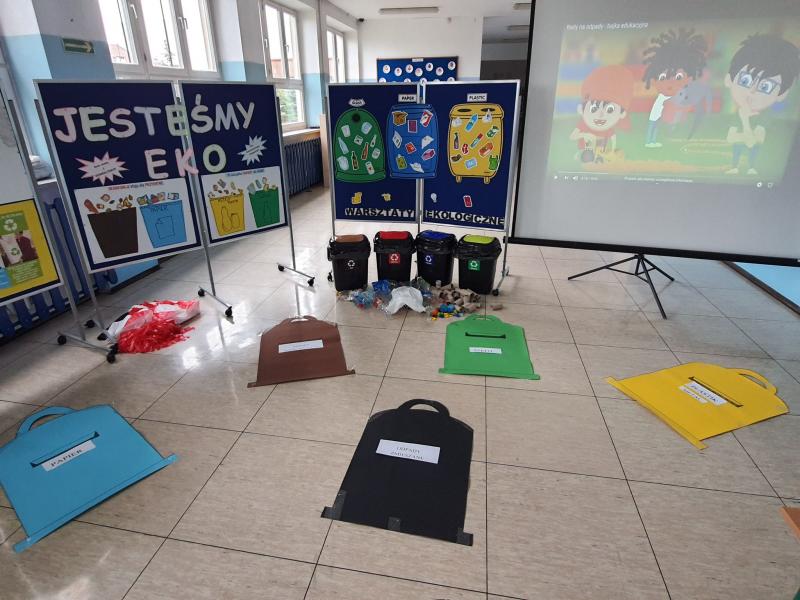 Wystawa Jesteśmy eko. Kosze na segregowanie odpadów.