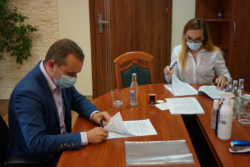 Zastępca Burmistrza wraz z Dyrektorem Wydziału Finansowo- Podatkowego podpisują umowę.