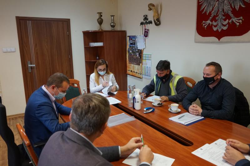 Zastępca Burmistrza wraz z Dyrektorem Wydziału Finansowo- Podatkowego i Wykonawcami podpisują umowę. Obecni pracownicy Urzędu.