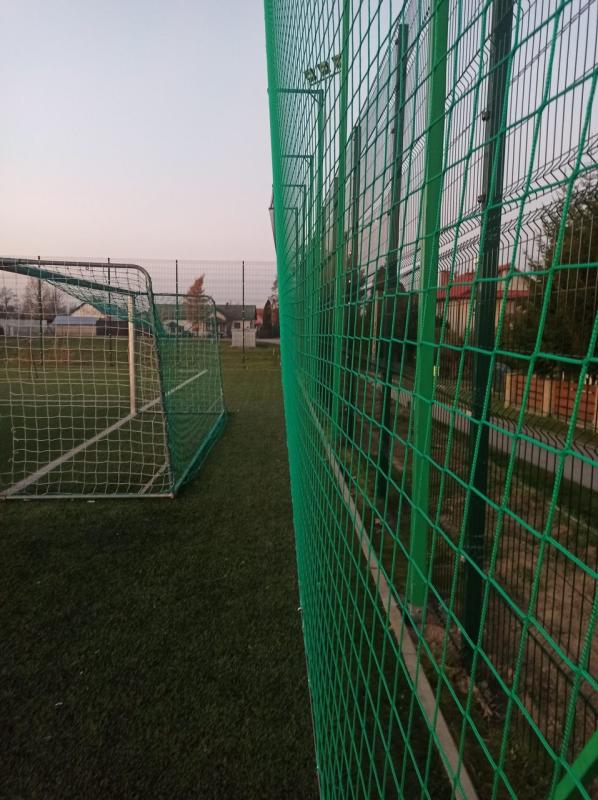 Piłkochwyty na boisku Orlik w Przecławiu