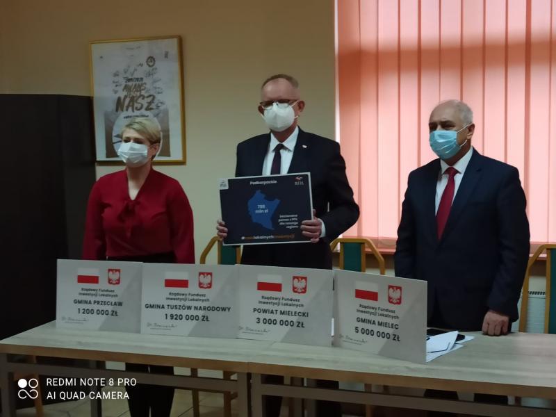 Wręczenie czeków w ramach Rządowego Funduszu Inwestycji Lokalnych