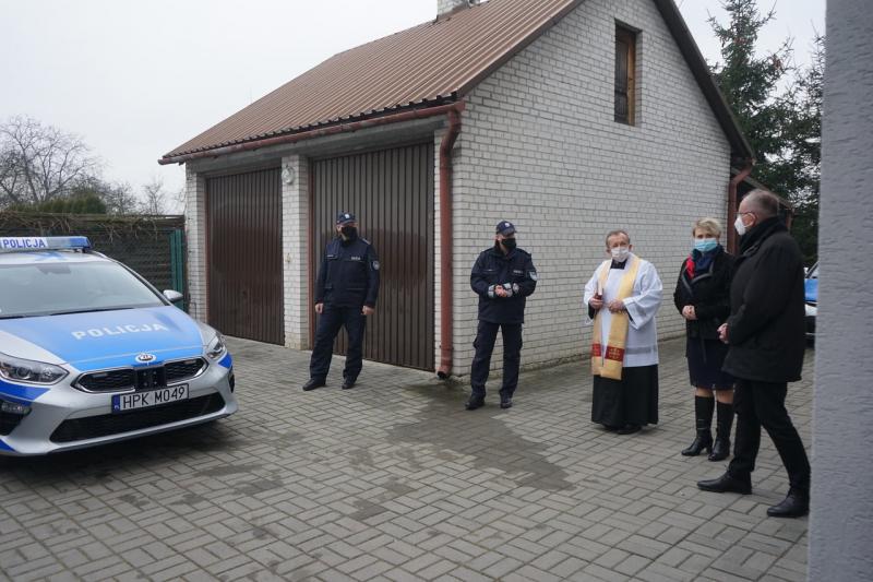 Poseł na Sejm RP Fryderyk Kapinos, Burmistrz Przecławia Renata Siembab, proboszcz Stanisław Kudlik, Komendant Powiatowy Policji w Mielcu podinspektor Jacek Juwa, Kierownik Posterunku Policji w Przecławiu asp. szt. Grzegorz Marucha stoją obok nowego samochodu.