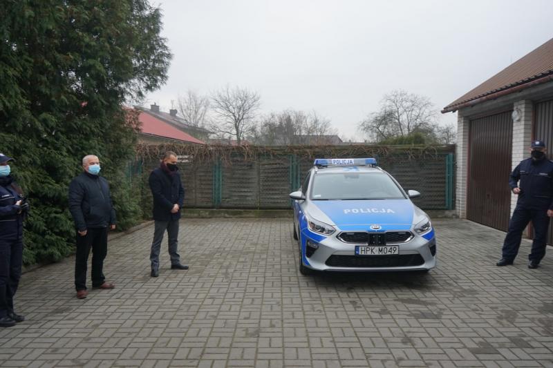 Kierownik Posterunku Policji w Przecławiu asp. szt. Grzegorz Marucha, Zastępca Burmistrza Przecławia Grzegorz Skrzypek, Przewodniczący Osiedla Zbigniew Skrzypek oraz policjant z posterunku w Przecławiu stoją obok nowego samochodu.