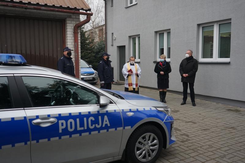 Poseł na Sejm RP Fryderyk Kapinos, Burmistrz Przecławia Renata Siembab, proboszcz Stanisław Kudlik, Komendant Powiatowy Policji w Mielcu podinspektor Jacek Juwa, Kierownik Posterunku Policji w Przecławiu asp. szt. Grzegorz Marucha stoją obok nowego samochodu.