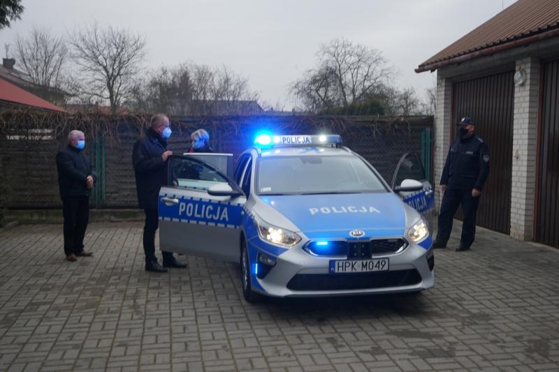 Poseł na Sejm RP Fryderyk Kapinos wraz z Burmistrzem Przecławia Renatą Siembab, Przewodniczącym Osiedla Zbigniewem Skrzypkiem, Kierownikiem Posterunku Policji w Przecławiu asp. szt. Grzegorzem Maruchą podziwiają wnętrze nowego samochodu.