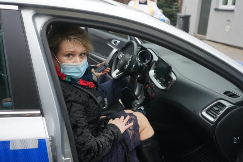 Burmistrz Przecławia siedząca w nowym samochodzie policyjnym.