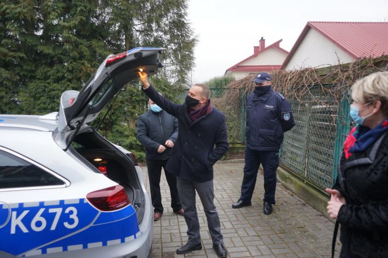 Zastępca Burmistrza Grzegorz Skrzypek ogląda wnętrze nowego samochodu.