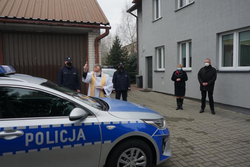 Poświęcenie pojazdu przez proboszcza ks. Stanisława Kudlika.