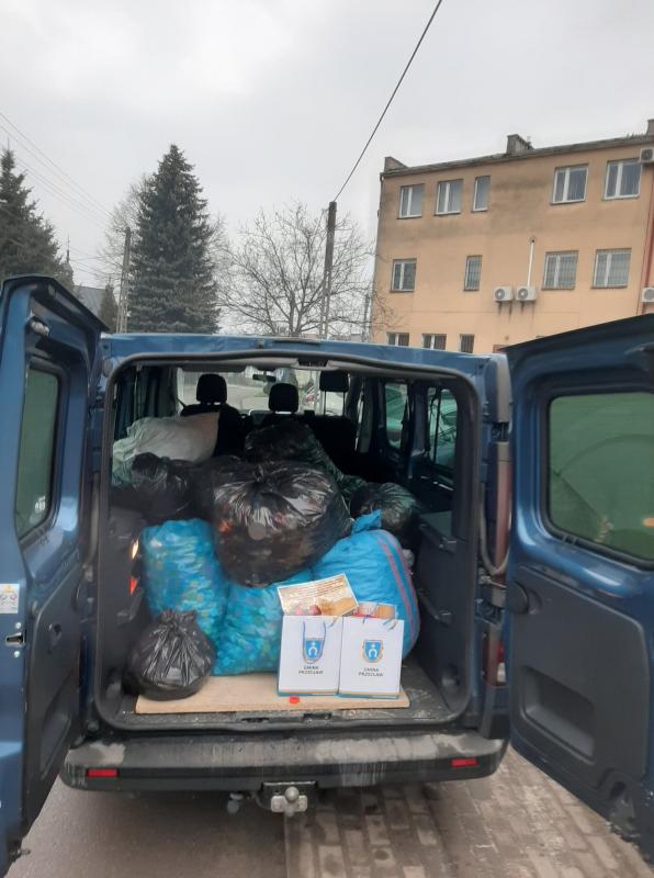Nakrętki dla potrzebujących w samochodzie