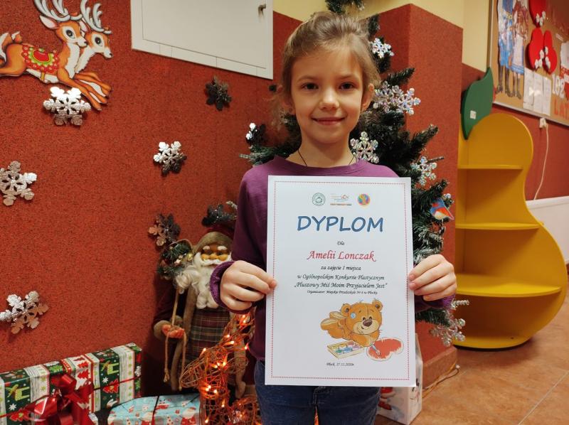 Amelia Lonczak z dyplomem.