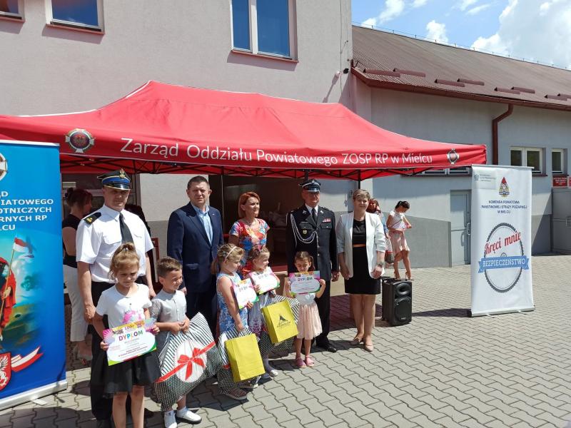 Nagrody dla laureatów Konkursu Plastycznego z okazji 100 – lecia ZORSP RP