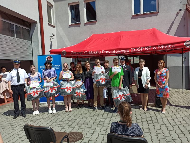 Nagrody dla laureatów Konkursu Plastycznego z okazji 100 – lecia ZORSP RP