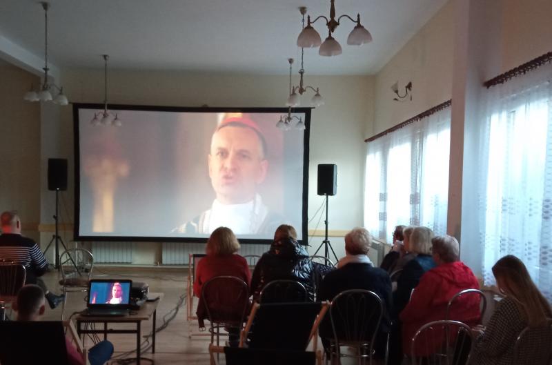 Projekcja filmu o kardynale Wyszyńskim w ramach projektu realizowanego przez Stowarzyszenie Społeczno – Kulturalne Rędziny