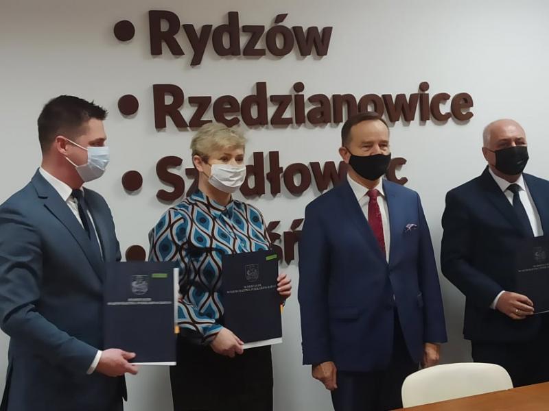 Burmistrz Renata Siembab otrzymuje umowę