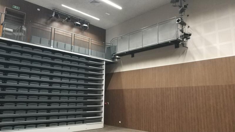 Zakończono dostawy i montaż wyposażenia sali widowiskowej w Domu Kultury w Przecławiu oraz podpisano protokoły odbioru.