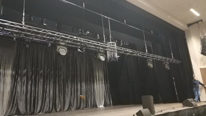 Zakończono dostawy i montaż wyposażenia sali widowiskowej w Domu Kultury w Przecławiu oraz podpisano protokoły odbioru.