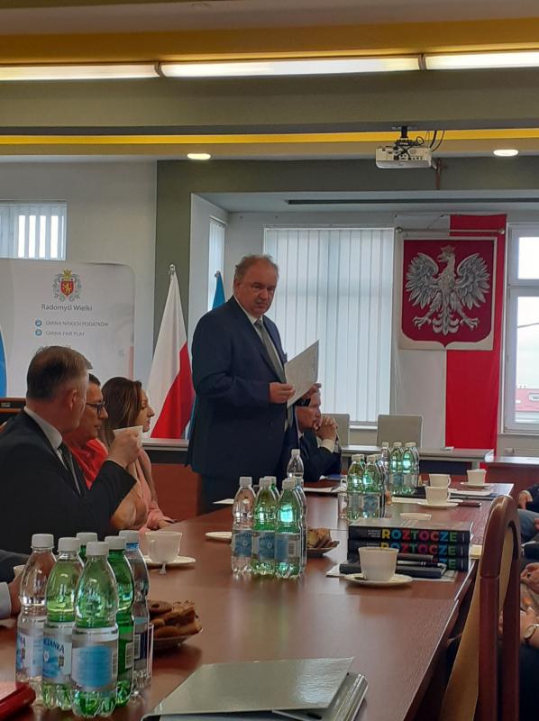 Przemawia Piotr Pilch, wokół wójtowie i burmistrzowie powiatu mieleckiego