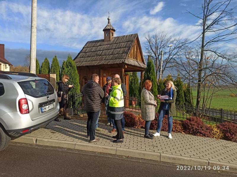 Wizyta przedstawicieli starostwa w związku z planowaną renowacją kapliczki