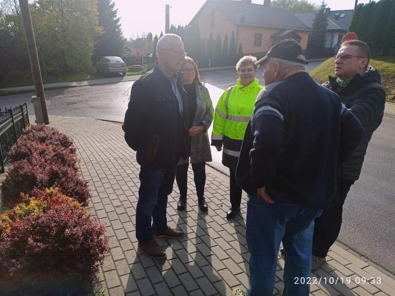 Wizyta przedstawicieli starostwa w związku z planowaną renowacją kapliczki