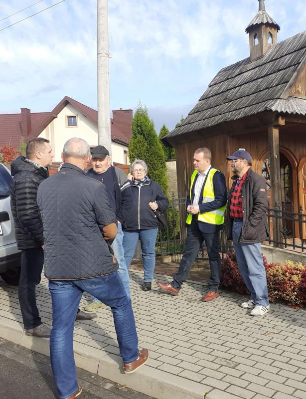 Wizyta przedstawicieli starostwa w związku z planowaną renowacją kapliczki