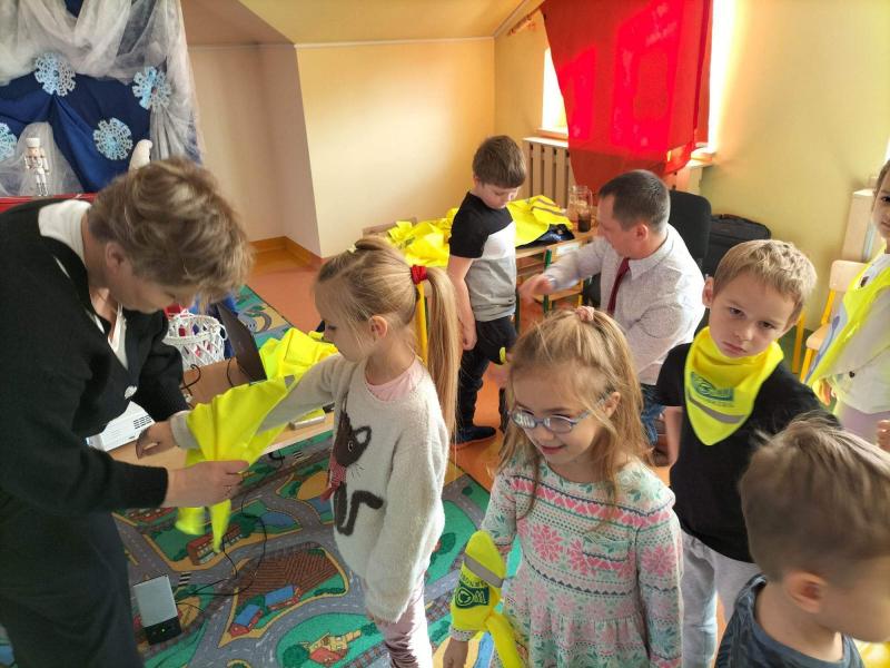 Dzieci z chustami odblaskowymi, p. Burmistrz R. Siembab