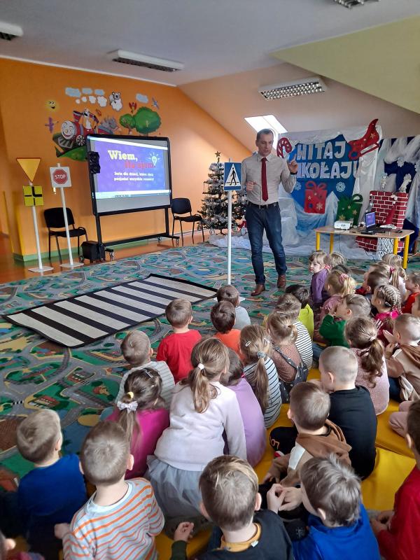 D. Uzar z dziećmi przedszkolnymi.