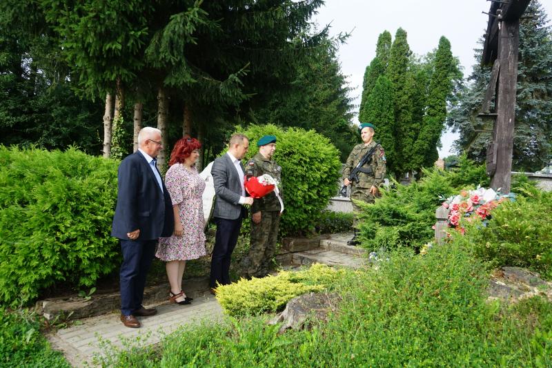 Delegacja Gminy Przecław, jednostki strzeleckiej i Stowarzyszenia Społeczno-Kulturalnego Rędziny składa wiązankę na cmentarzu w Przecławiu