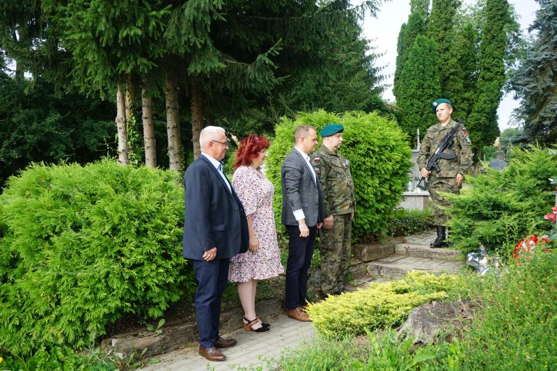Delegacja Gminy Przecław, jednostki strzeleckiej i Stowarzyszenia Społeczno-Kulturalnego Rędziny składa wiązankę na cmentarzu w Przecławiu