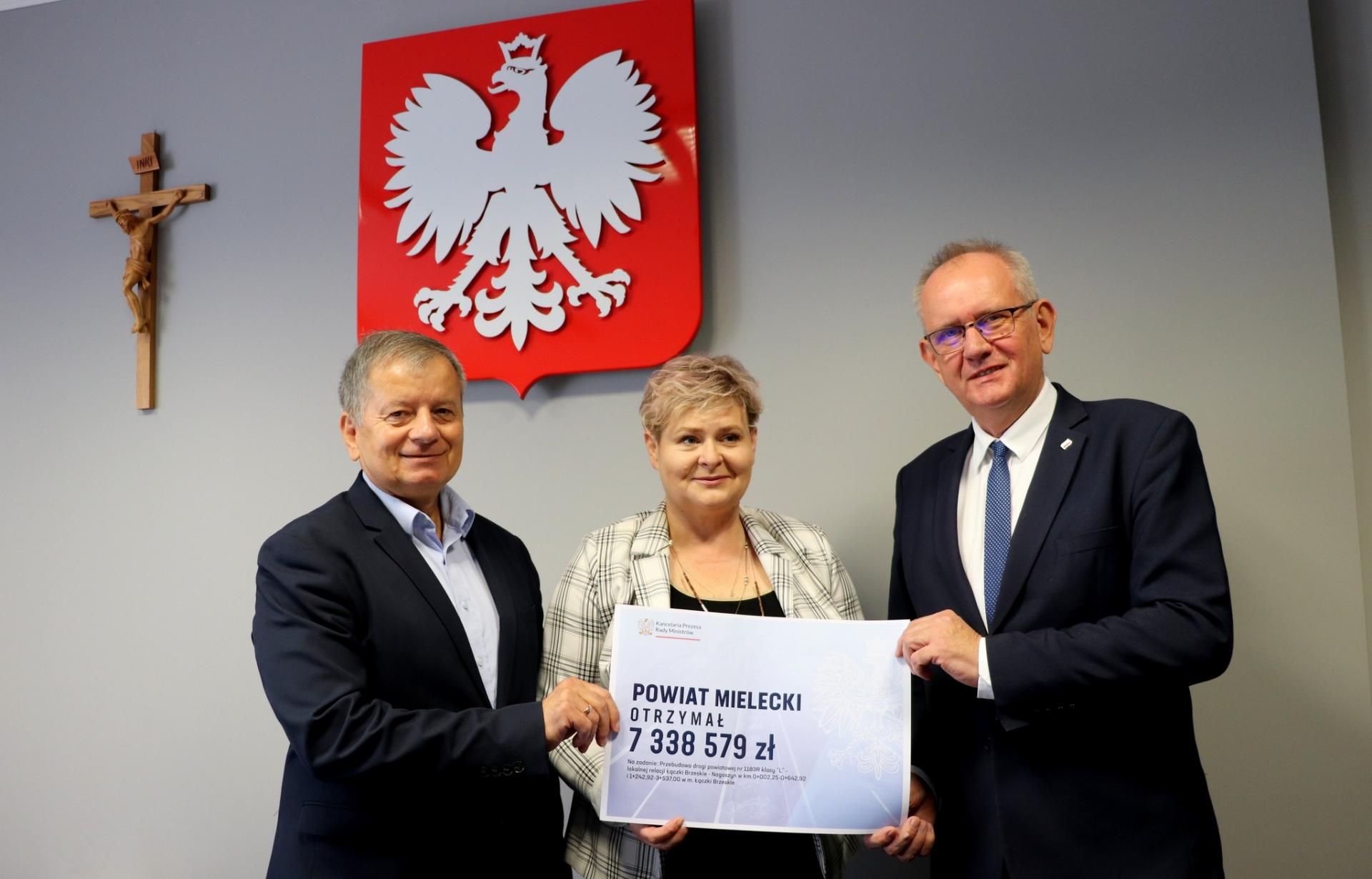 Droga powiatowa w Łączkach Brzeskich zyska nowy chodnik i nakładkę asfaltową