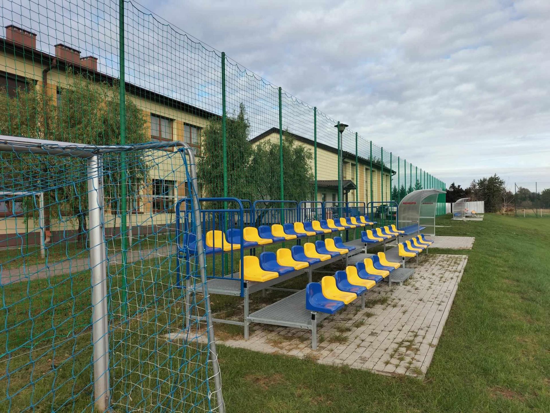 Nowe piłkochwyty przy boisku w Tuszymie