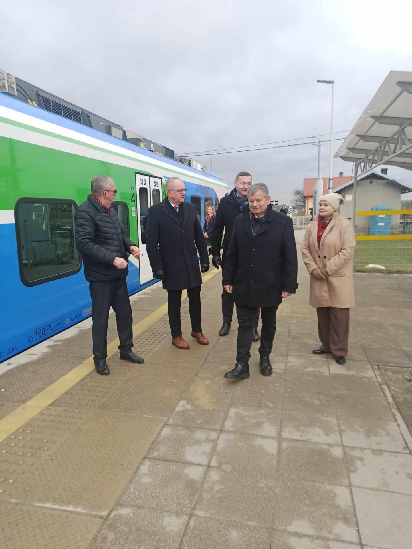 Promocyjny przejazd pociągiem hybrydowym przez Gminę Przecław
